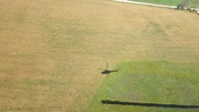 Cień helikoptera nad łąka.