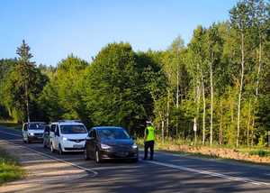 Policjant bada trzeźwość kierowców.