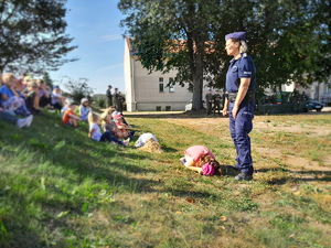 Policjantka rozmawia z dziećmi.