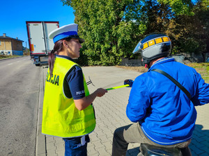 Policjantka rozmawia z mężczyzną.