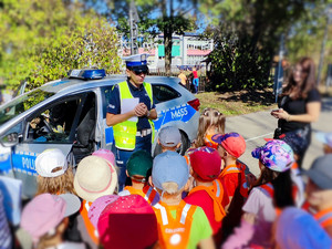 Policjantka rozmawia z dziećmi.