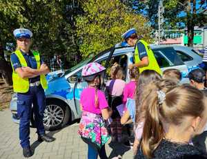 Policjantki rozmawiają z dziećmi.