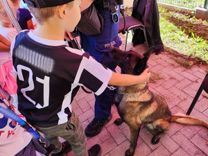 Dzieci z policyjnym psem.