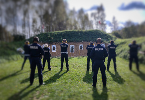 Policjanci z bronią na strzelnicy.