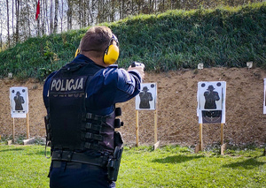 Policjant z bronią na strzelnicy.