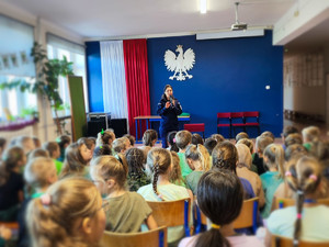 Policjantka mów do dzieci.