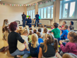 Policjantka pokazuje dzieciom kolory świateł.