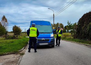 Policjanci kontrolują samochód.