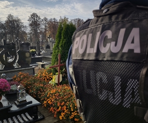 Policjanci w rejonie cmentarza.