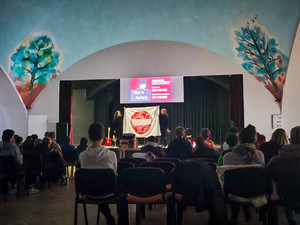 Młodzież ogląda przedstawienie.