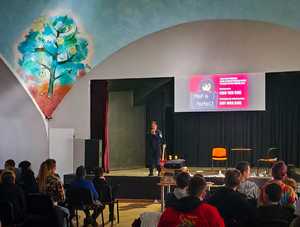 Policjantka rozmawia z młodzieżą.