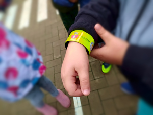 Element odblaskowy na ręku dziecka.