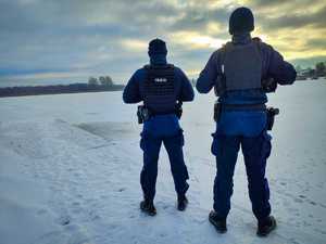 Policjanci sprawdzają rejon zbiorników wodnych.