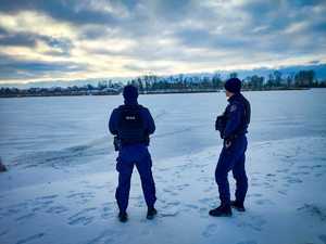 Policjanci sprawdzają rejon zbiorników wodnych.