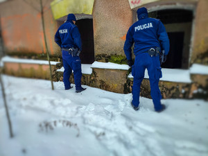 Policjanci sprawdzają pustostan.