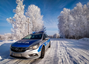 Radiowóz na ośnieżonej drodze.