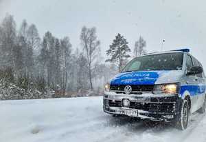 Radiowóz na zaśnieżonej drodze
