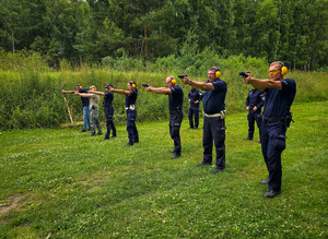 Policjanci z bronią na treningu strzeleckim.