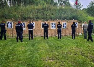 Policjanci z bronią na treningu strzeleckim.