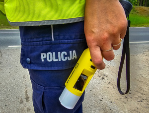 Urządzenie do badania trzeźwości w ręku policjanta.