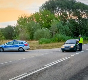 Policjanci sprawdzają trzeźwość kierowców.