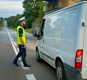 Policjanci sprawdzają trzeźwość kierowców.