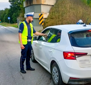 Policjanci sprawdzają trzeźwość kierowców.