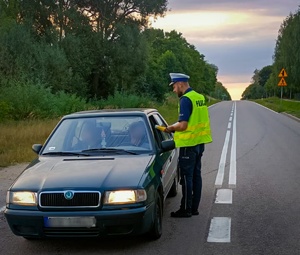 Policjanci sprawdzają trzeźwość kierowców.