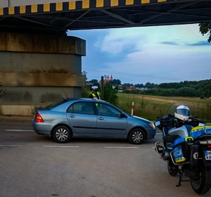 Policjanci sprawdzają trzeźwość kierowców.