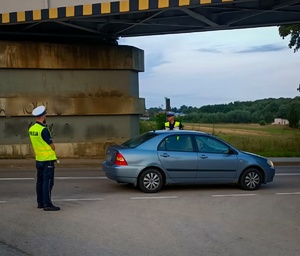 Policjanci sprawdzają trzeźwość kierowców.