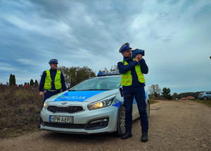 Policjanci przy cmentarzach.