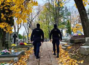 Policjanci przy cmentarzach.