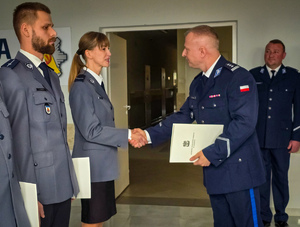 Policjanci otrzymują awanse od komendanta.