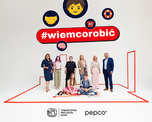 Osiem osób, nad nimi napis #wiemcorobić