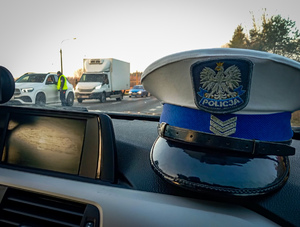 Policjanci sprawdzają trzeźwość kierowców ciężarówek i samochodów osobowych.