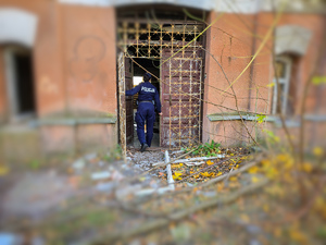 Policjantka sprawdza pustostan