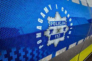 Gwiazda policyjna i napis Policja 112 pomagamy i chronimy