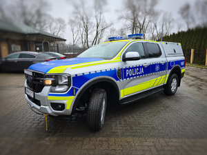 Radiowóz w niebiesko żółtych barwach.