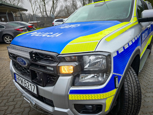 Radiowóz w niebiesko żółtych barwach.