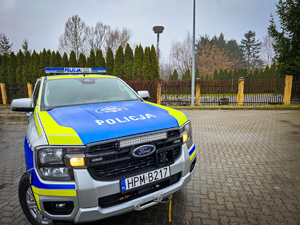 Radiowóz w niebiesko żółtych barwach.