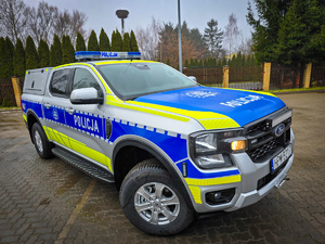 Radiowóz w niebiesko żółtych barwach.