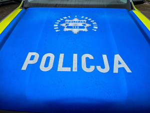 Radiowóz w niebiesko żółtych barwach.