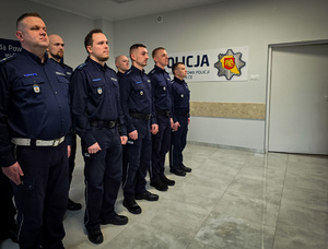 Policjanci odbierają awanse.