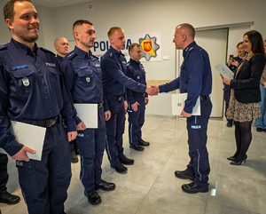 Policjanci odbierają awanse.