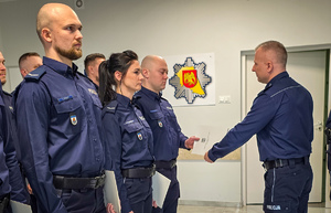 Policjanci odbierają awanse.
