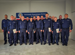 Policjanci odbierają awanse.