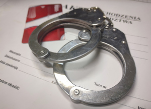 kajdanki na teczce akt