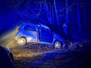 Samochód osobowy w przydrożnym rowie.