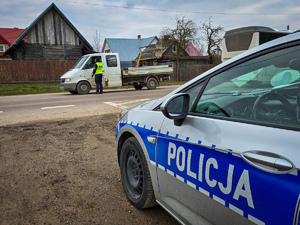 Policjanci sprawdzają trzeźwość kierowców.