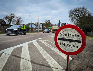 Policjanci sprawdzają trzeźwość kierowców.